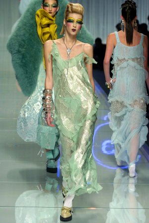 00240h-christian-dior-fall-2004-ready-to-wear-anastassia-khozzisova.jpg