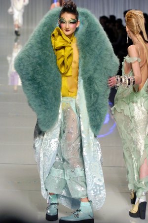 00250h-christian-dior-fall-2004-ready-to-wear-ai-tominaga.jpg