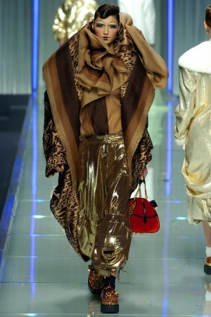 00290h-christian-dior-fall-2004-ready-to-wear-bea.jpg