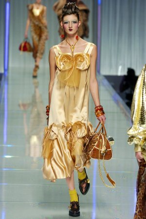 00310h-christian-dior-fall-2004-ready-to-wear-kamila-szczawinska.jpg