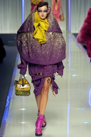 00440h-christian-dior-fall-2004-ready-to-wear-kat.jpg
