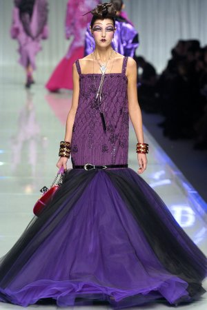 00480h-christian-dior-fall-2004-ready-to-wear-nadejda-savcova.jpg