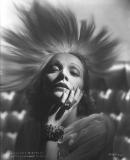1084549067376_marlene_dietrich_headdress_1938.jpg