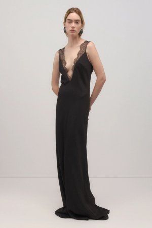 00024-brandon-maxwell-pre-fall-2025-credit-brand 拷貝.jpg