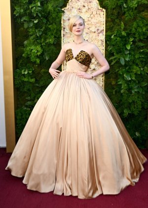 Elle-Fanning-Wore-Balmain-To-The-2025-Golden-Globe-Awards-731x1024.jpg