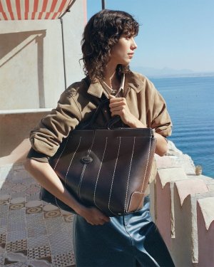 Tods-Pre-Spring-2025-Campaign01.jpg