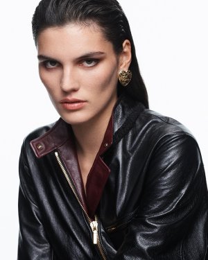 CHANEL BEAUTY LESSON – How to Master the Art of Eye BrushesAchieve perfectly blended eyes with...jpg