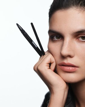 CHANEL BEAUTY LESSON – How to Master the Art of Eye BrushesAchieve perfectly blended eyes with...jpg