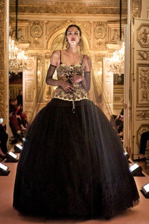 dolce-and-gabbana-alta-moda-parigi-2025-les-siciliennes-look-01.jpg