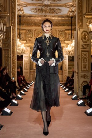 dolce-and-gabbana-alta-moda-parigi-2025-les-siciliennes-look-06.jpg