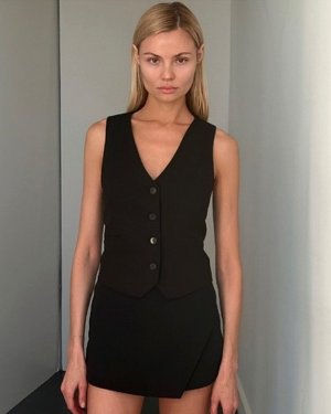 NEW - #MagdalenaFrackowiak stuns in new digitals for @TheLionsMgmt to show her new haircut   I...jpg