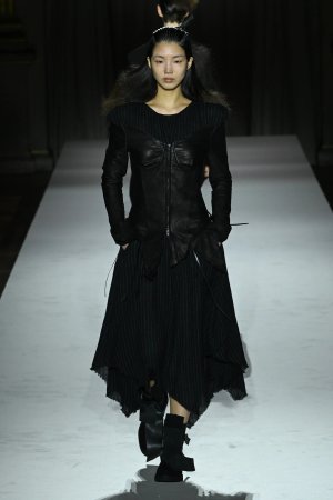 yohji-yamamoto_25aw_00052-b760a992-7f32-4ab5-8f77-c3c4ee7c8cfc.jpg