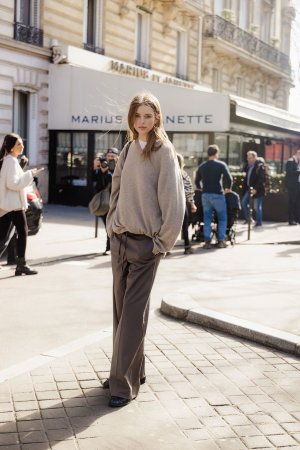 Stella-Hanan-2025-03-07-PFW-FW25-StreetStyle4-MelodieJeng-MJJ_1606.jpg