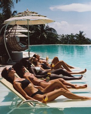 Poolside with the girls   #35mm #shotonﬁlm #kodakprofessional #portra400 (3).jpg