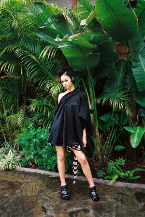6806878e031816ed172f3430_197_FLAUNT_MAGAZINE_RHYTHM_IS_A_DANCER_LOUIS_VUITTON_WOMENS17.jpg