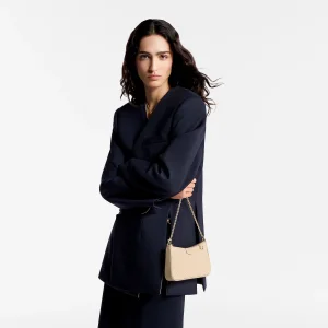 louis-vuitton-easy-pouch-on-strap--M81066_PM1_Cropped worn view.webp