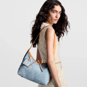 louis-vuitton-carryall-pm--M11462_PM1_Worn view.webp