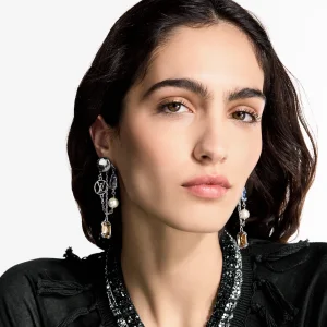 louis-vuitton-heirloom-pendant-earrings--M02889_PM1_Cropped worn view.webp