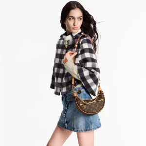 louis-vuitton-loop--M81098_PM1_Cropped worn view.webp