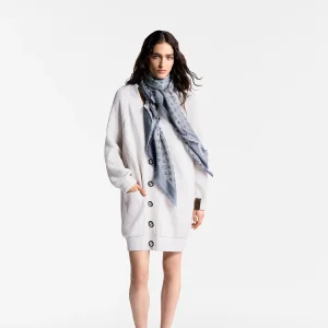 louis-vuitton-monogram-denim-shawl--M71382_PM1_Worn view.webp