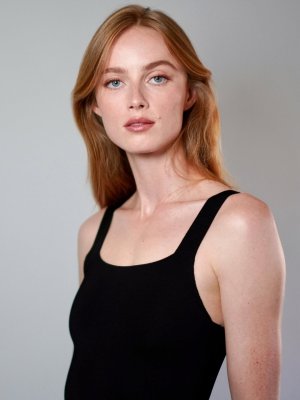 Heel mooi @riannevanrompaey (#RianneVanRompaey ) for @voguemagazine event 🩵Makeup @sooparkmake...jpg
