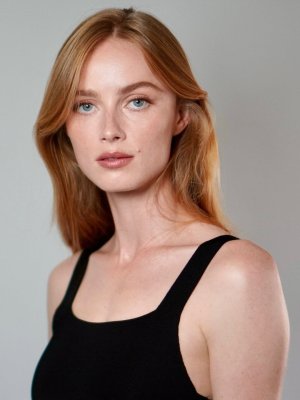 Heel mooi @riannevanrompaey (#RianneVanRompaey ) for @voguemagazine event 🩵Makeup @sooparkmakeup.jpg