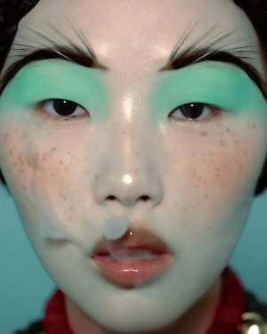 从十七世纪传入中国以来，鼻烟壶的方寸之躯开辟了微观艺术创作的新境界，既凝练着东方造物哲学“致广大而尽精微”的形制精髓，又承载了工艺匠人“以技入道”的虔敬匠心。在纤毫笔锋间，艺术家们的动情描...jpg