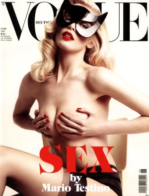 Claudia Schiffer por Mario Testino, Vogue Alemania, junio de 2008, portada.jpg