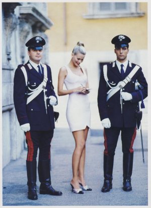 claudia-schiffer-in-roman-holiday-photographed-by-arthur-v0-8mqr7nuq85ud1.jpg