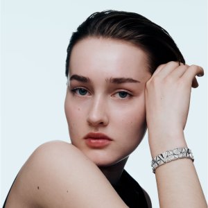 louis-vuitton-pure-v-two-row-bracelet-white-gold-and-diamonds--QA5992_PM1_Worn view.jpg