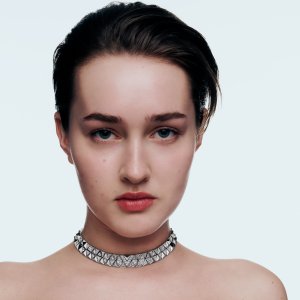 louis-vuitton-pure-v-two-row-necklace-white-gold-and-diamonds--Q04065_PM1_Worn view.jpg