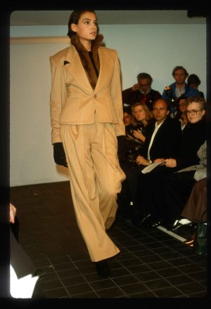 018-michael-kors-fall-1998-ready-to-wear-famke-janssen.jpg 018-michael-kors-fall-1998-ready-to-wear-famke-janssen.jpg