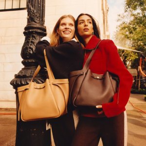 FAL25_CAMPAIGN_ROMY_TOTE_2x2_1500x1500.dq-1496x1496.jpg