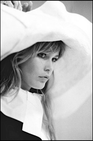 claudia-schiffer-aout-1996-paris.jpeg.bd9aaa1397e4455e36d982cb52281e5b.jpeg.c8f2c0ab0bffa1a97...jpeg