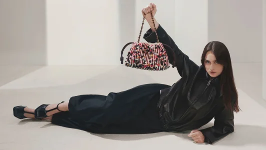 LOEWE_FW25_MAIN_CAMPAIGN_RAFFEY_CASSIDY_CROPPED_2880x1620_12.webp