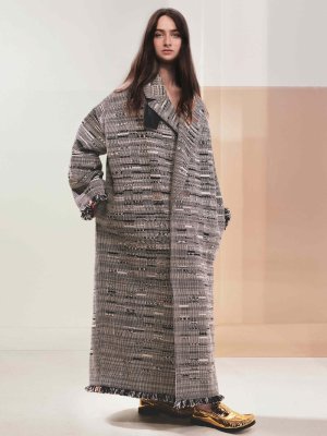 LOEWE_FW25_MAIN_CAMPAIGN_RAFFEY_CASSIDY_CROPPED_2250X3000_4.jpg