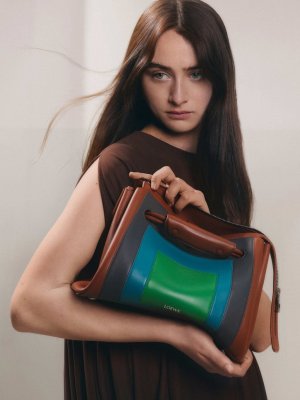 LOEWE_FW25_MAIN_CAMPAIGN_RAFFEY_CASSIDY_CROPPED_2250X3000_2.jpg