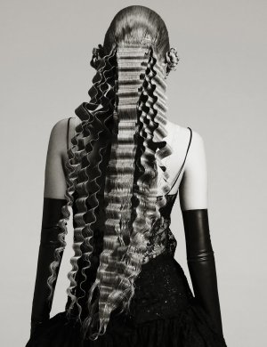 Venus Libby ！@wmagchina【The Artisan Issue】 「Yesterday & Tomorrow」The exaggerated silhouettes o...jpg