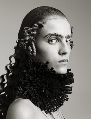 Venus Libby ！@wmagchina【The Artisan Issue】 「Yesterday & Tomorrow」The exaggerated silhouettes o...jpg
