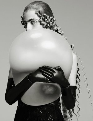 Venus Libby ！@wmagchina【The Artisan Issue】 「Yesterday & Tomorrow」The exaggerated silhouettes of .jpg
