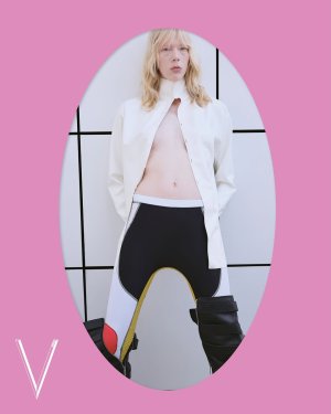 灵感，在与超模 @signemichaelsson 的同行中，一一乍现。拥有一张挑战固定审美框架的面孔，Signe似乎只要出现在视野中，便能引发讨论、挑起感受。她复杂而矛盾、中性而轻盈、倔...jpg