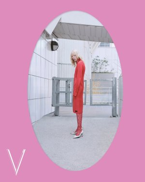 灵感，在与超模 @signemichaelsson 的同行中，一一乍现。拥有一张挑战固定审美框架的面孔，Signe似乎只要出现在视野中，便能引发讨论、挑起感受。她复杂而矛盾、中性而轻盈、倔...jpg