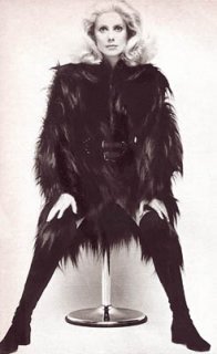 HelmutNewton71deneuveblkfur.jpg