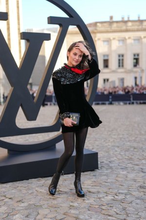 alicia-vikander-wears-louis-vuitton-at-cruise-2026-avignon-1.jpg