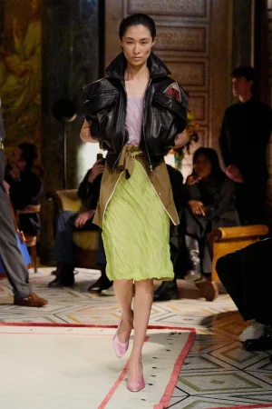 00053-versace-spring-2026-ready-to-wear-credit-brand.webp
