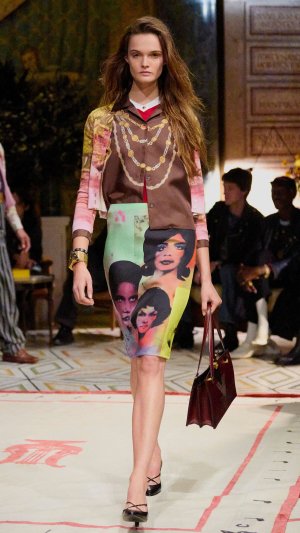 27ST-VERSACE-FASHION-02-mcwq-mobileMasterAt3x.jpg