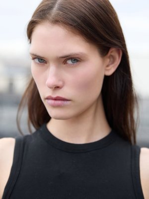 Vanessa Becker, DEBUT + CLOSED, Alaia SS26, Paris Fashion Week (2).jpg