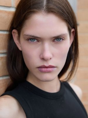Vanessa Becker, DEBUT + CLOSED, Alaia SS26, Paris Fashion Week.jpg