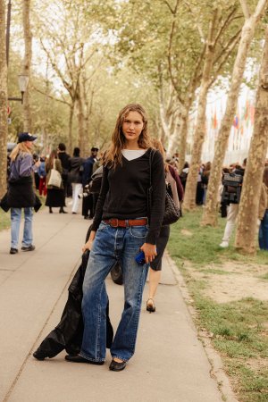 Angelina-Kendall-2025-10-02-PFW-SS26-StreetStyle2-MelodieJeng-MJJ_5546.jpg