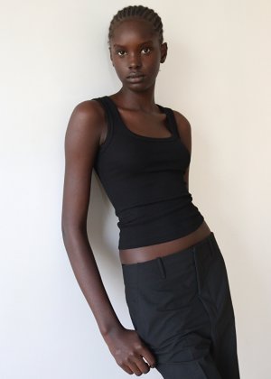 gallery_model_s1QuPk7R0fMZ.jpg
